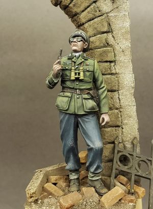 S2KW103 - German officer with flare pistol.